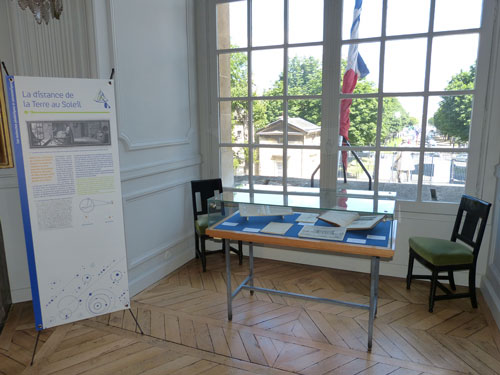Vitrine sur la distance de la Terre au Soleil